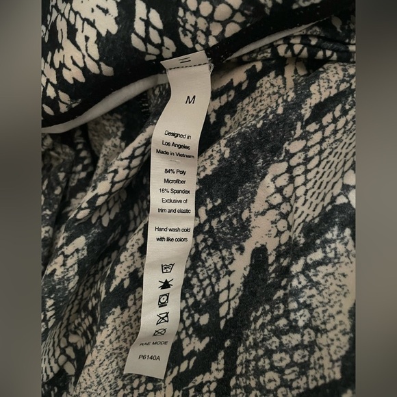 Python Print Workout Leggings Size Medium - Picture 2 of 4